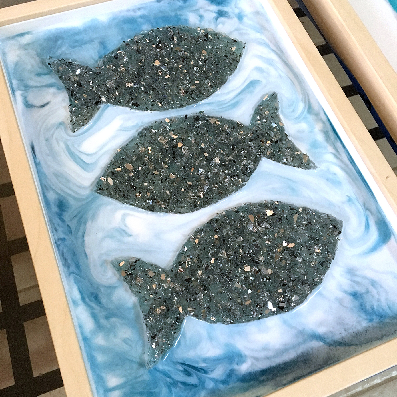 How to create crushed glass fish and set them in resin